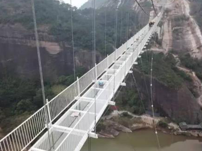 玻璃吊橋受到外國人質(zhì)疑，不遠(yuǎn)萬里來砸橋，結(jié)局讓人很無奈